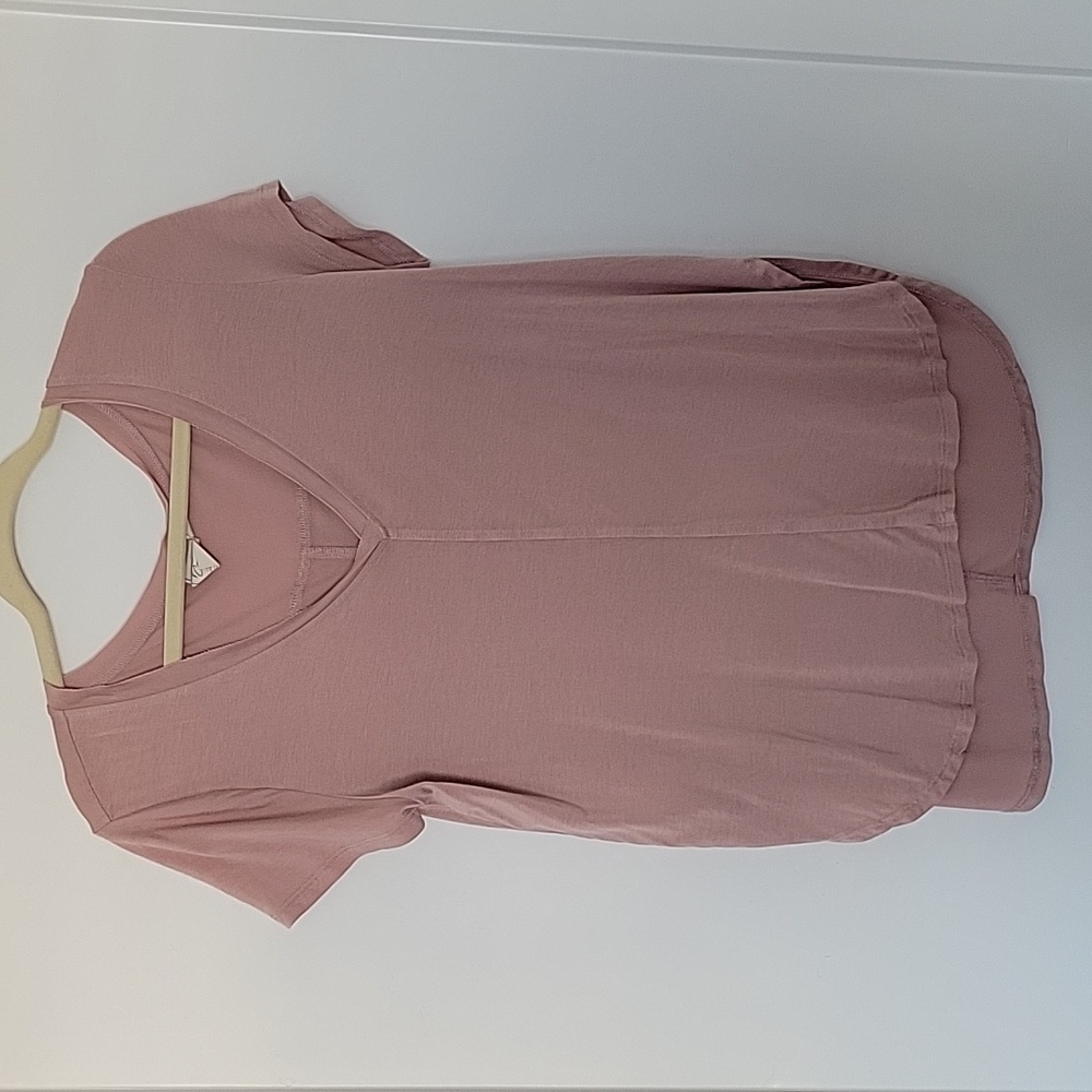 White crow pink vneck tshirt short sleeve with rounded hemline medium